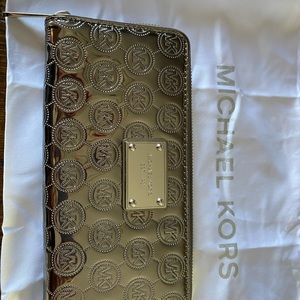 Gorgeous silver Michael Kors wallet! Authentic